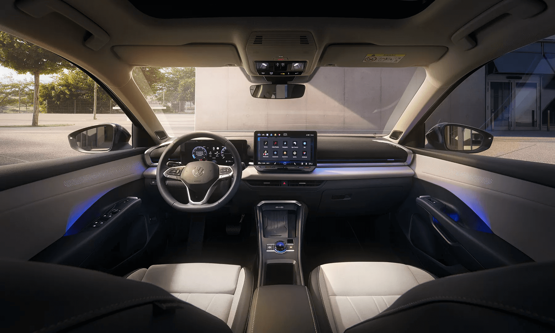 T-Roc salons ar digitālo paneli un centrālo ekrānu.