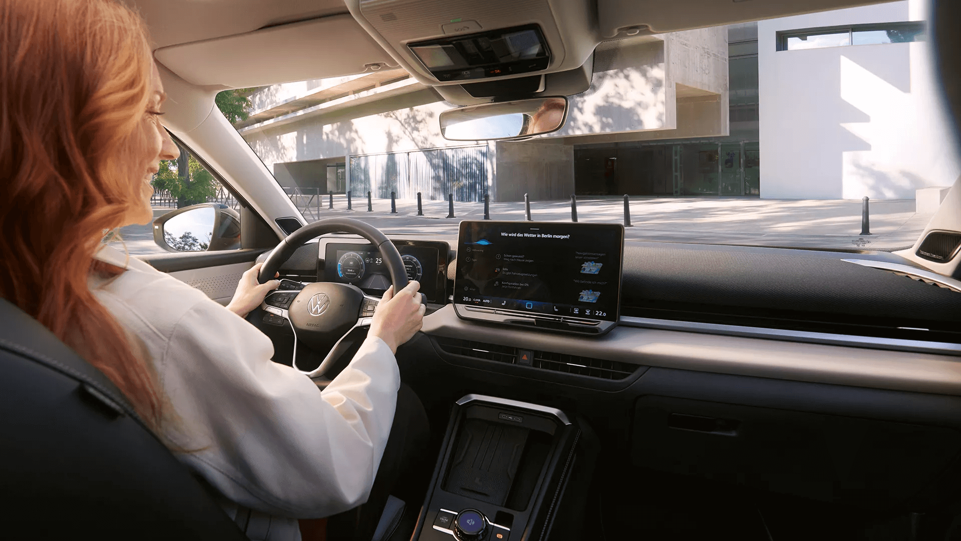 Sieviete pie Volkswagen T-Roc stūres izmanto balss vadības sistēmu.